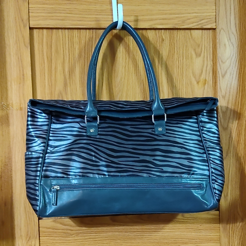 Ion Zebra Weekender bag with snap closure EUC